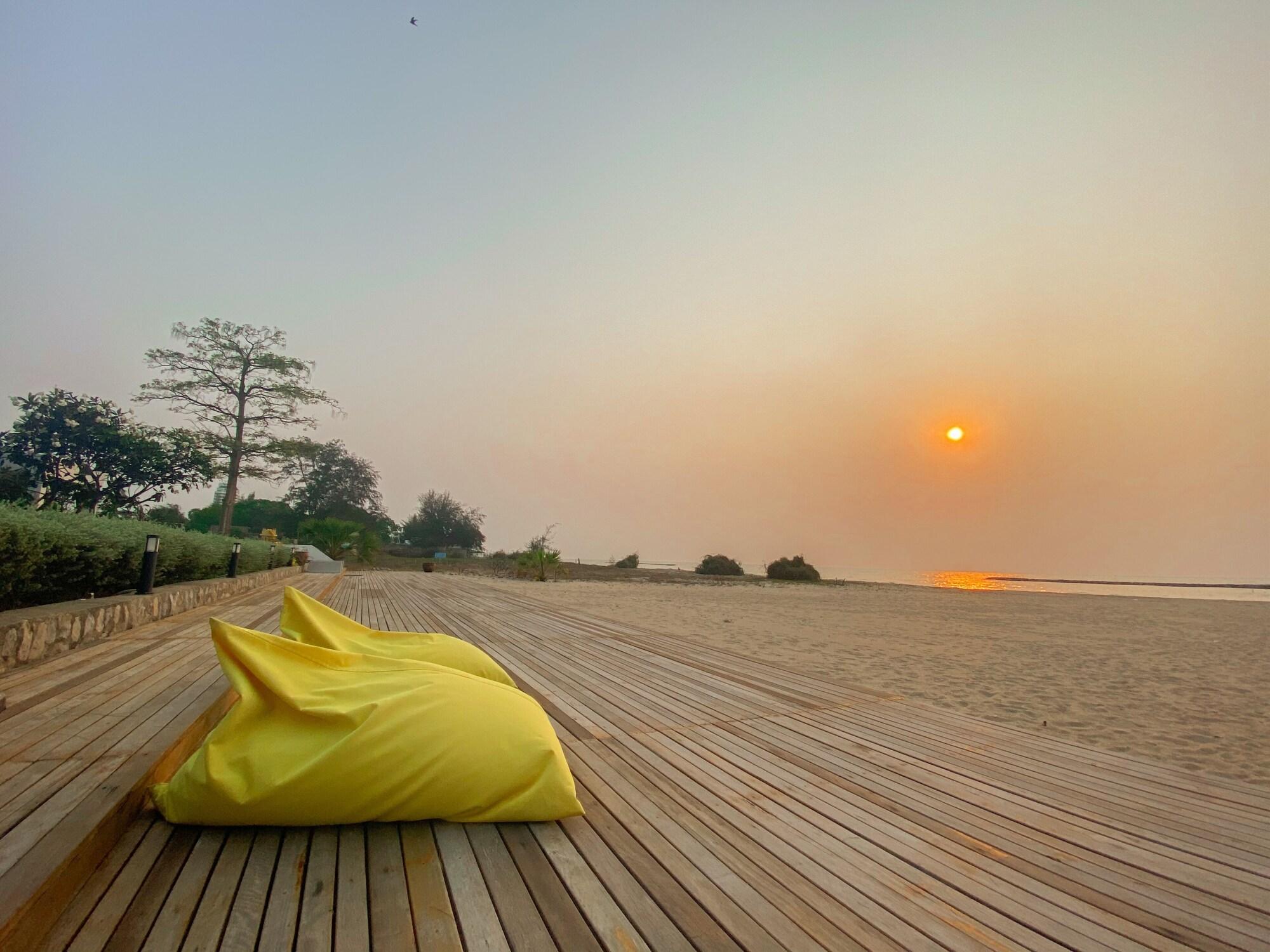 Chez Nous Boutique Resort Haad Chao Samran Buitenkant foto
