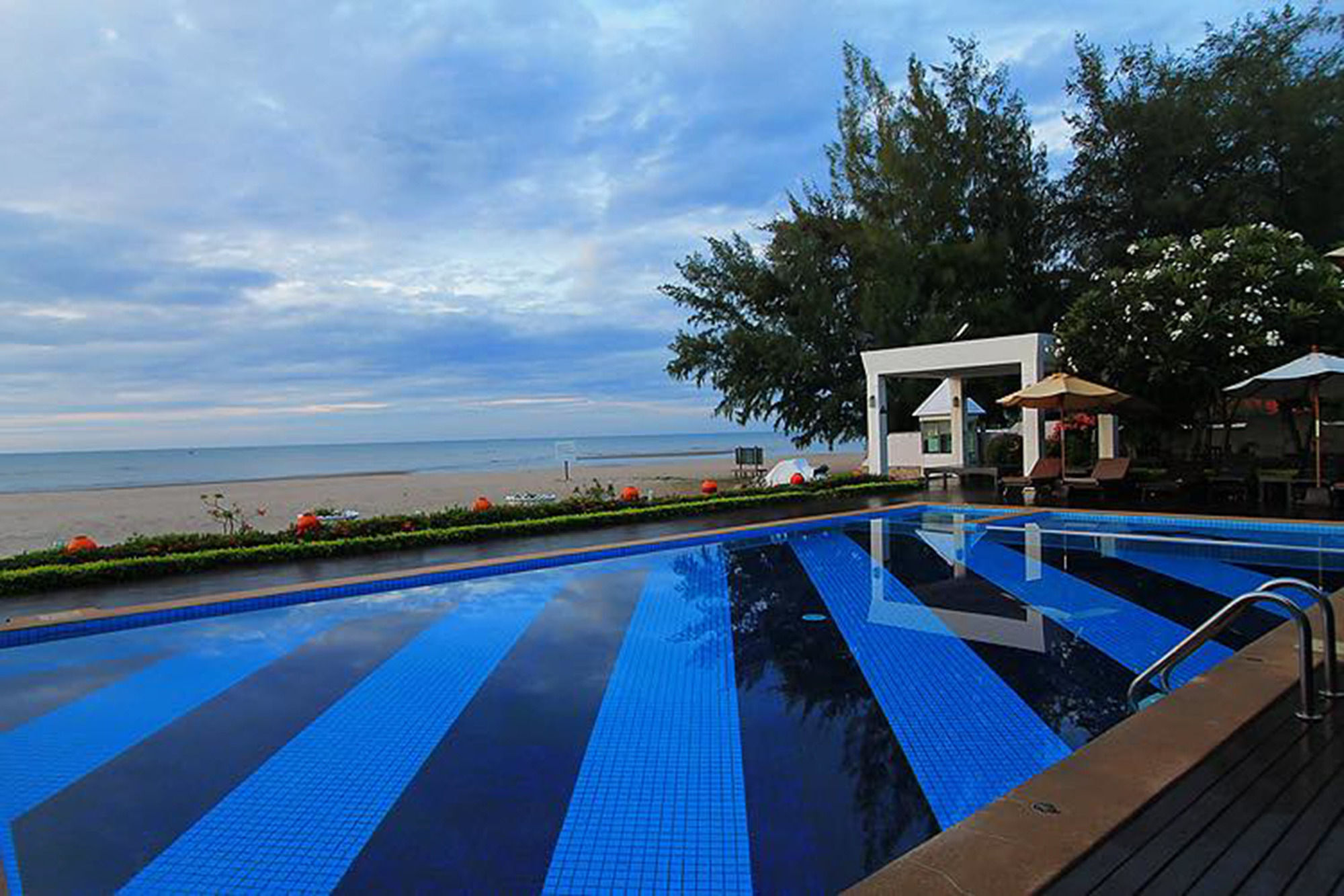 Chez Nous Boutique Resort Haad Chao Samran Buitenkant foto
